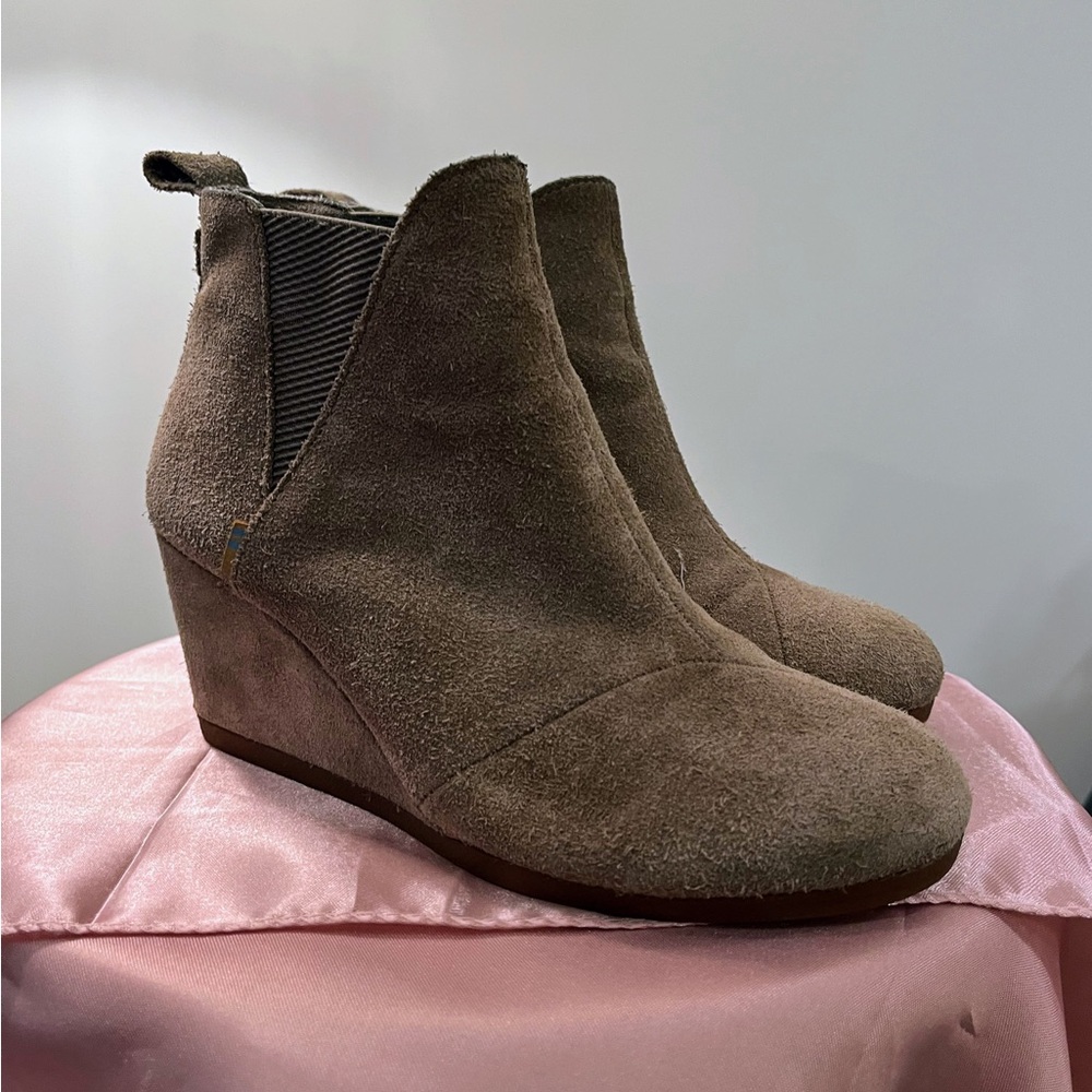 🔥TOMS Women's Suede Wedge Ankle Boots sz 7 Like New💕